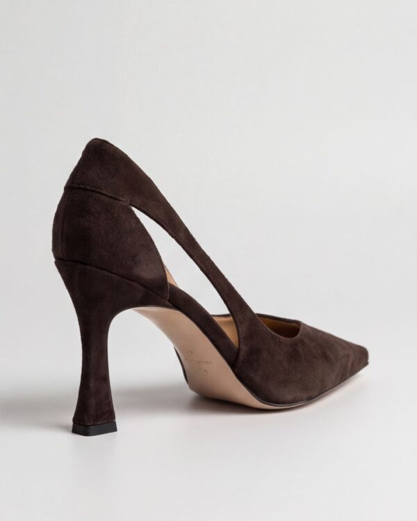 Modello Desiree Dark Chocolate, décolleté da donna marrone scuro in pelle scamosciata