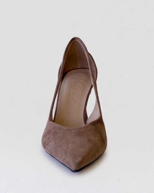 Modello Desiree Taupe, décolleté da donna color taupe in pelle scamosciata
